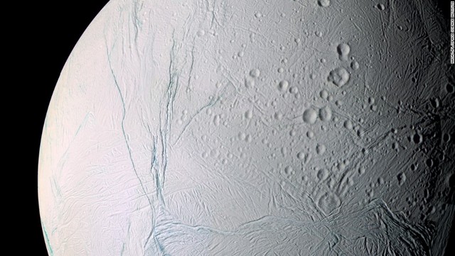 衛星エンケラドスの表面に刻まれた筋。土星は62個の衛星を持つ