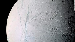 衛星エンケラドスの表面に刻まれた筋。土星は６２個の衛星を持つ