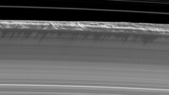 土星の輪の垂直構造を捉えた初めての画像。１５年に一度、太陽が輪の真横を照らし、輪の北極側と南極側にほぼ日が当たらなくなるときに、カッシーニは輪の中の構成物体の高さを影を利用して測った