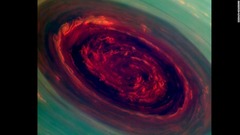 土星の北極の嵐の着色合成写真。幅約２０００キロ、秒速約１５０メートルの風が吹き荒れる<br />
土星の輪の影が土星表面に