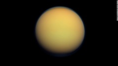 タイタンは土星最大の衛星。直径は５０００キロを超える。ぼやけたオレンジ色に見えるのはタイタンの大気のせい