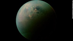 衛星タイタンは地球と同じように雨が降り、川があり、湖や海も存在する。地球以外で表面に安定した液体の存在が確認されているのはタイタンだけ。ただし、水ではなく液体のエタンとメタンだ