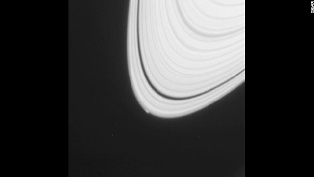 土星の最も外側の輪に明るい点が見える。土星の衛星形成の手掛かりになるかもしれない=2013年4月