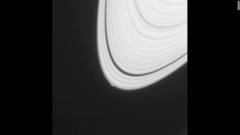土星の最も外側の輪に明るい点が見える。土星の衛星形成の手掛かりになるかもしれない＝２０１３年４月