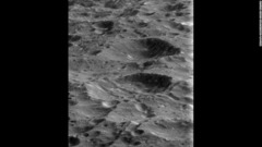 衛星レアの表面。何十億年ものいん石の衝突でクレーターだらけ。土星の衛星では２番目の大きさで直径約１５００キロ