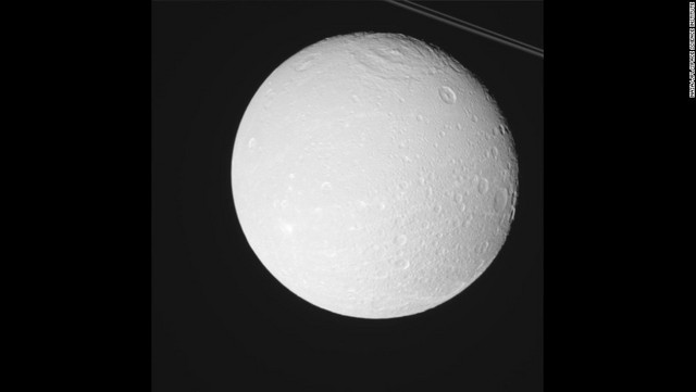 衛星ジオネと土星の距離は、地球と月の距離とほぼ同じ約38万キロ