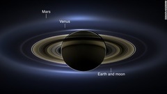 土星の向こうに地球と月、火星、金星が一緒に入った写真。探査機が土星の影に入ったときに撮影＝２０１３年７月１９日