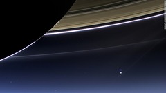 矢印の先にあるのは衛星ではない。地球だ。土星との距離は約１２億キロ。最も離れるときはさらに長い距離となる