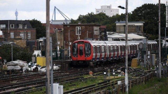 パーソンズグリーン駅に停車する電車＝１５日