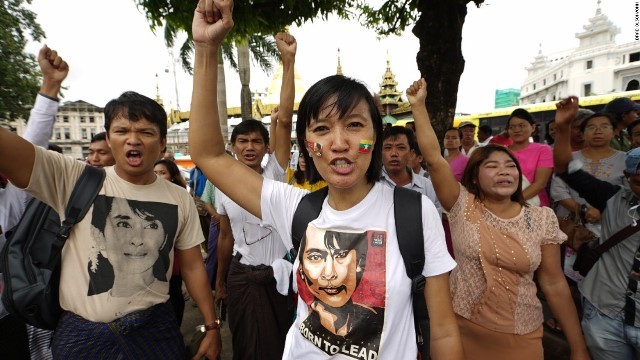 ヤンゴン市内に集まったスーチー氏の支持者