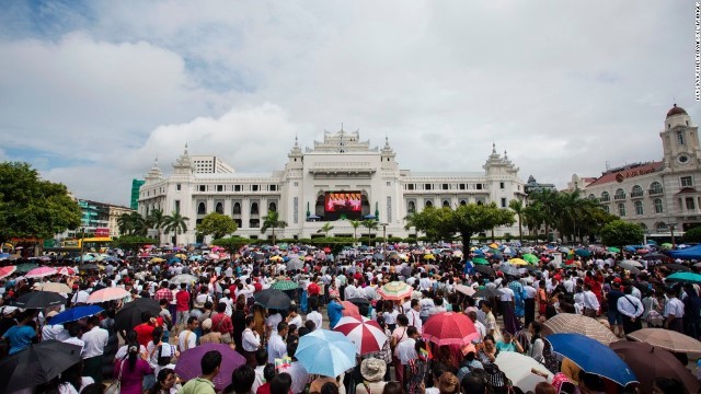スーチー氏の演説を聞きに集まった人々＝１９日、ヤンゴン