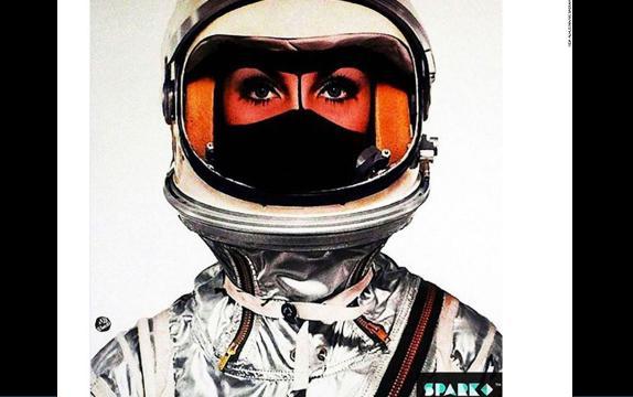 イスラム教国の衣装「ブルカ」の上から宇宙飛行士のヘルメットをかぶった女性