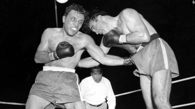 １９４９年の世界タイトルマッチを戦うジェイク・ラモッタ氏（左）