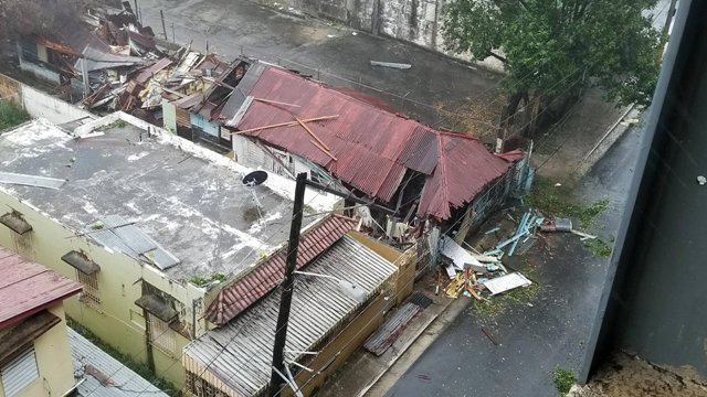 ハリケーンで屋根がはぎ取られたプエルトリコ首都サンフアンの家屋＝Fred Rasmussen