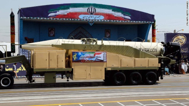 軍事パレードで公開された新型ミサイル「ホラムシャハル」