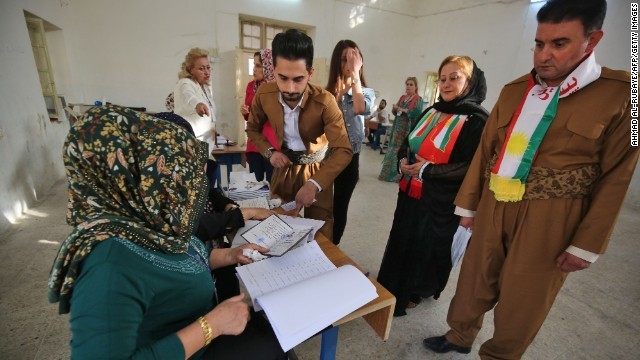 投票所を訪れたイラクの少数民族クルド人の住民
