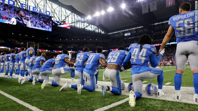 国歌斉唱の際に片ひざをついて抗議の意思を示すＮＦＬ選手たち