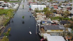 洪水被害を受けた米自治領プエルトリコ・カタノの空撮画像
