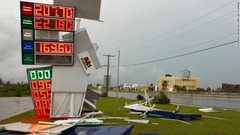 ドミニカ共和国のプンタカナで損壊したガソリンスタンドの看板