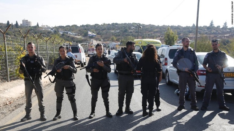エルサレム近郊の入植地へ続く道路を封鎖するイスラエル警察