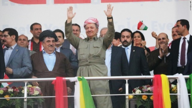 独立支持派の集会で聴衆に手を振るクルド人自治政府のバルザニ議長