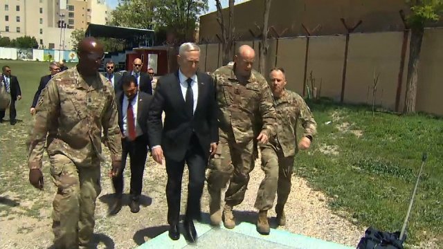 ガニ大統領らと会談するためアフガニスタンを電撃訪問したマティス米国防長官（中央）