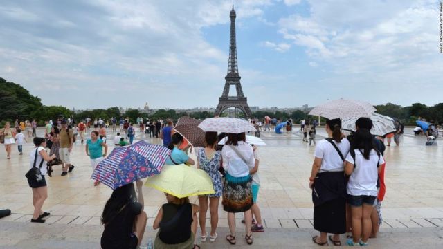 ランキング３位の仏パリ。観光名所のエッフェル塔を訪れる人々