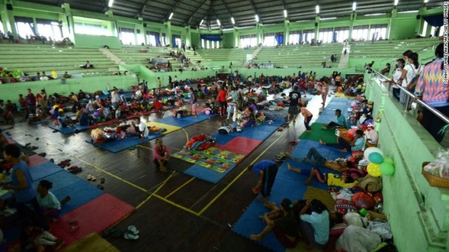 バリ島の避難センターで寝泊まりする人々