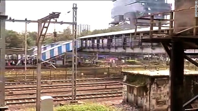 ムンバイの鉄道駅にかかる陸橋で人々が将棋倒しに