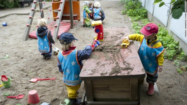 スウェーデンの幼児教育施設「エガリア」の庭で遊ぶ子どもたち