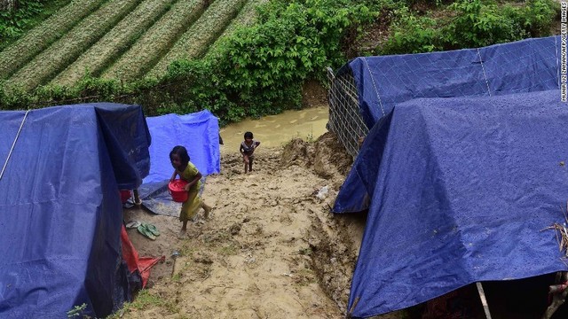 難民キャンプで物資を運ぶロヒンギャの少女＝９月９日、バングラデシュ