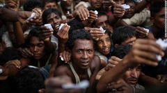 難民キャンプで支援物資に手を伸ばすロヒンギャの男性＝９月９日、バングラデシュ