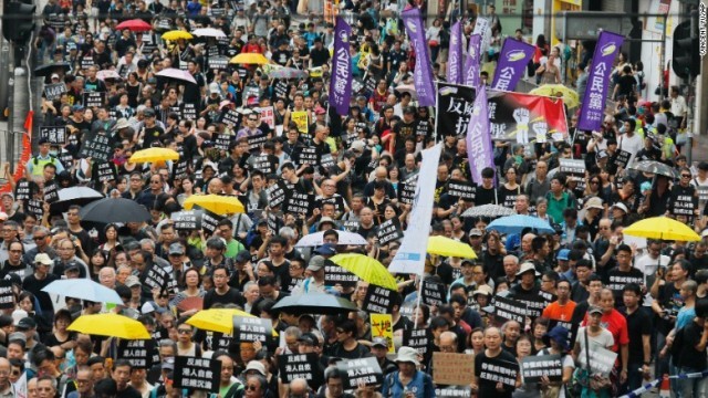 活動家らの訴追に対し抗議の声を上げるデモ行進が香港で行われた
