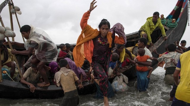 ボートから飛び降りる女性＝９月１２日、バングラデシュ