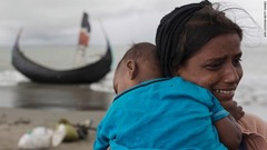 ボートが岸に乗り上げた後、涙を流す女性＝９月１２日、バングラデシュ