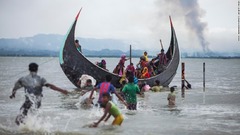 ロヒンギャ難民をいっぱいに乗せたボートが、国境の川のバングラデシュ側に到着しているところ＝９月９日