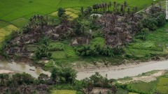 焼け落ちた村が見える＝９月２７日、ミャンマー北部ラカイン州