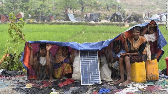 難民キャンプでモンスーンの雨をしのぐロヒンギャ難民＝９月１７日、バングラデシュ