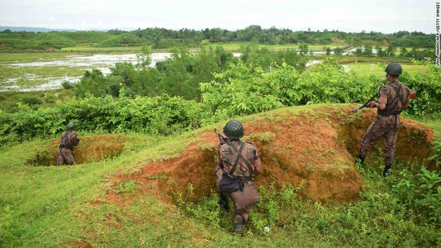 警戒に当たるバングラデシュの国境警備員＝８月２６日