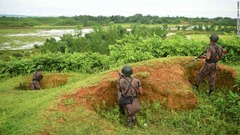 警戒に当たるバングラデシュの国境警備員＝８月２６日