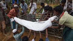 男性を埋葬するロヒンギャ難民。男性はミャンマーでの衝突を逃れる際に銃で撃たれて負った傷が原因で死亡した＝９月１３日、バングラデシュ