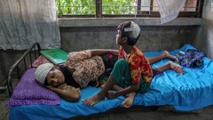 病院で負傷から回復するロヒンギャの女性とその娘＝バングラデシュ・コックスバザール