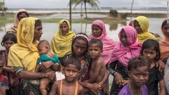 バングラデシュ側に到着した後、岸辺に集まるロヒンギャ＝９月８日