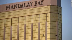 マンダレイ・ベイ・カジノの割れた窓が見える＝１０月２日未明、ラスベガス