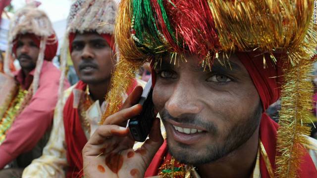 結婚式の合間に携帯電話で話すインドの男性