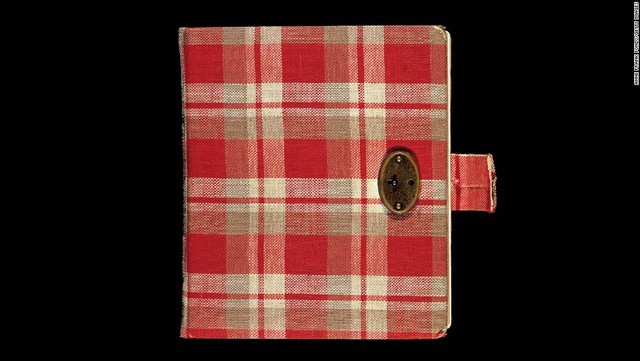１３歳のときに贈られた赤と白のチェック柄のものが最初の日記帳となった