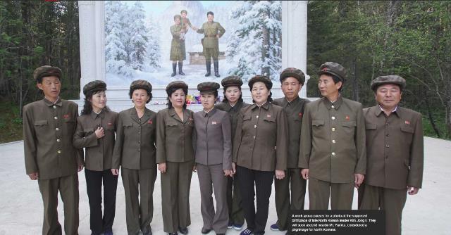 金正日総書記の生誕の地とされる場所で写真のためにポーズをとる北朝鮮の人々