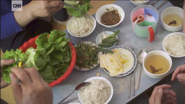 取材班は食事のもてなしを受けた