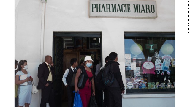 マダガスカルで薬局に並ぶ人々