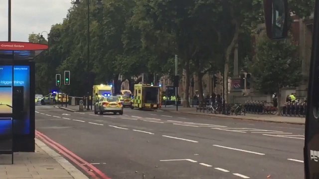 ロンドンで車が歩行者に突っ込み負傷者が出た